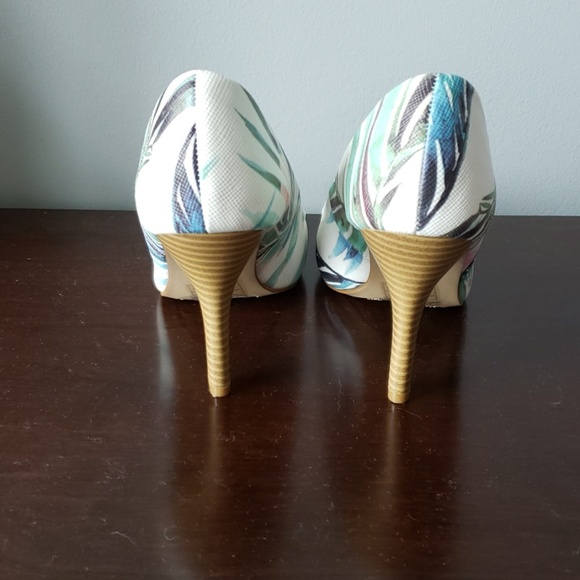 Women's Heels - Rounded Toe - Picture 5 of 6